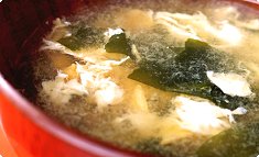 Wakame no kaki-tama-jiru