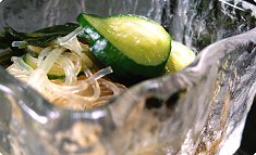 Wakame to kyūri to harusame no su-no-mono