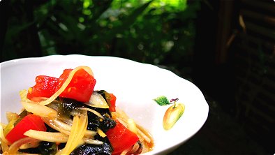 Wakame, Tomato & Onion Salad