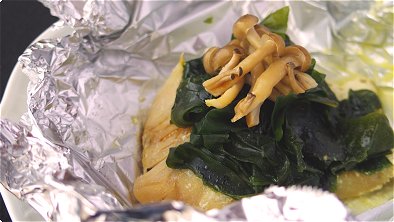 Japanese-style Cod Baked with Wakame & Shimeji Mushrooms in Foil