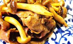 Gyuniku to shimeji no karē-shōyu itame