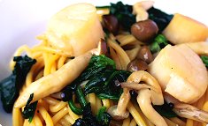 Hōrensō to hotate no supagetti shōyu bata sōsu