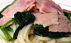 Bekon to hōrensō no yaki-udon