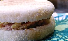 Wasabi poteto sarada no ingurishu mafin-sandoitchi