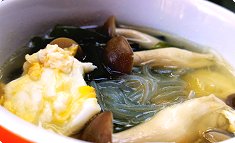 Wakame, shimeji, tamago no harusame supu