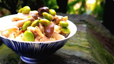 Mixed Glutinous Rice with Chicken, Shimeji Mushroom & Green Soybeans