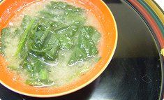 Hōrensō to yōguruto no miso-shiru