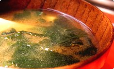 Jyagaimo to wakame no miso-shiru