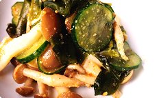 Shimeji to wakame to kyūri no su-no-mono